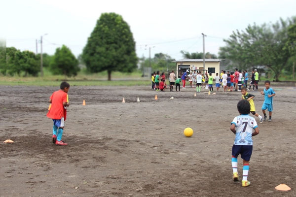 Niños y adolescentes practican fútbol en Escuela Municipal